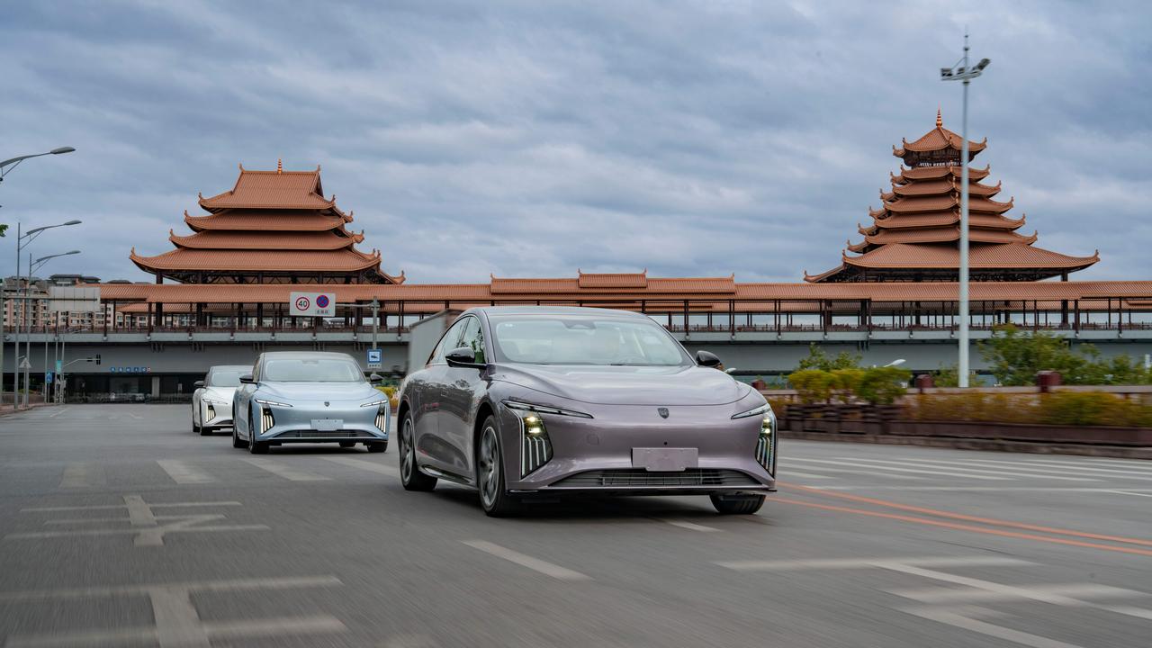 春风十里，不如星海 S7 载你。3 月花开正好，无框车门定格浪漫，智能科技护航全