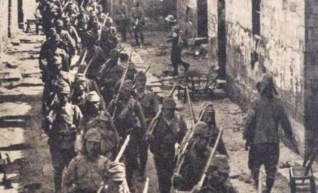 1937年，一群日本兵闯入红应村“大扫荡”。他们拖来5名老妇，将其剥个精光，然后