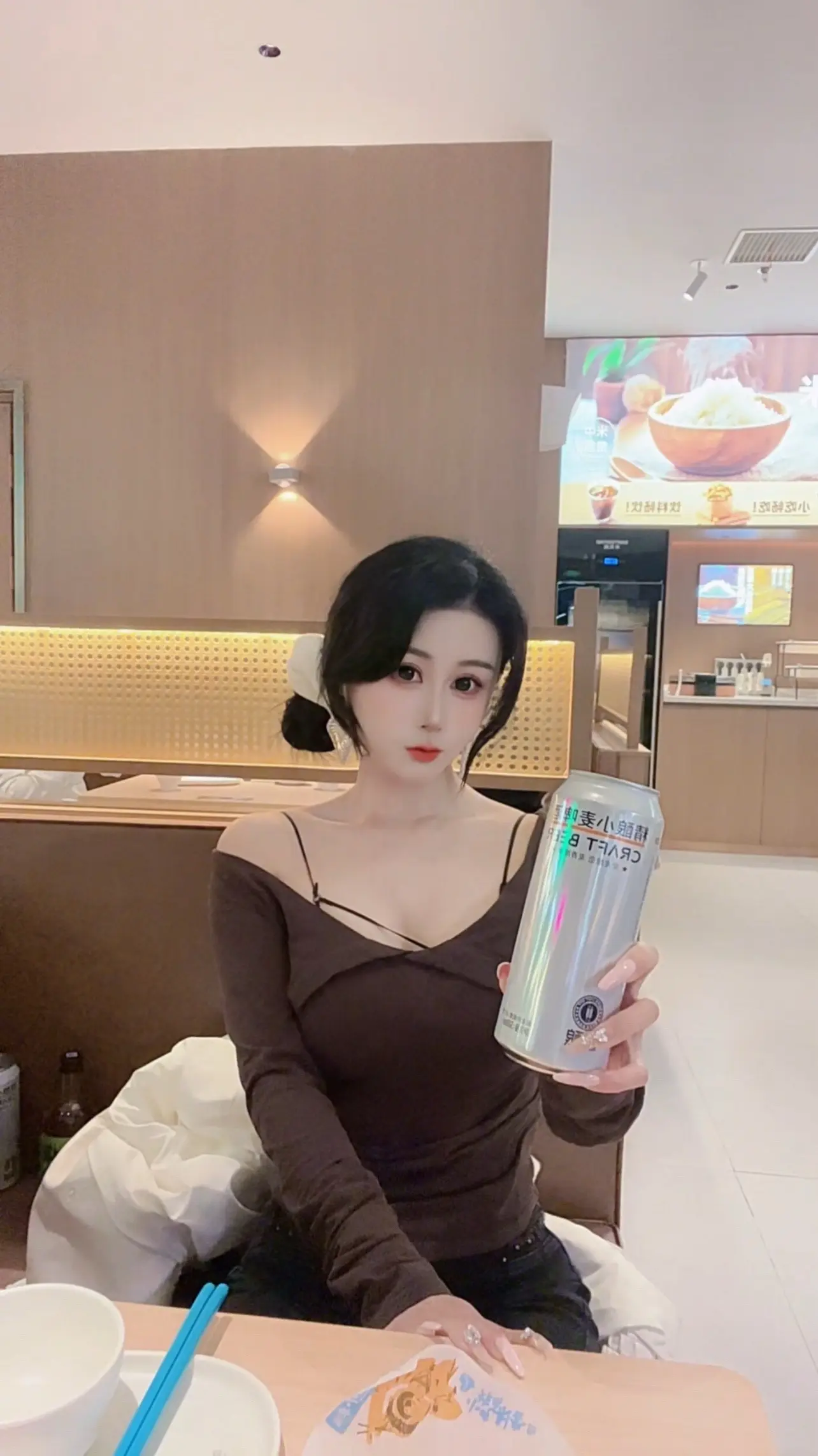 正是喝酒的年纪。你老爱不爱的。你是不是有神经病