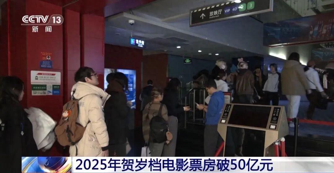 你知道现在春节看场电影有多难吗？票要提前好几天抢，场场爆满。可你知道吗，就在十多