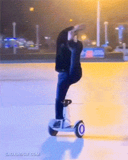 青岛一大爷骑电动车进地铁车厢   看话题，起初我以为是折叠电动二轮车，点开新闻一