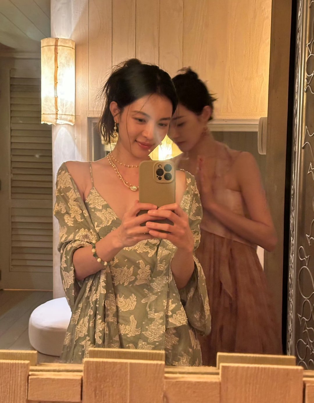 钟楚曦比基尼照身材钟楚曦马尔代夫度假随拍流出，一身比基尼造型大方舒展，清晰的马甲