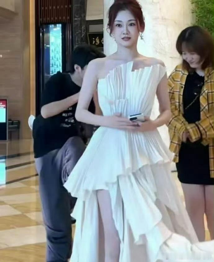 苗苗是我见过唯一一个，生了三个孩子身上却没有一丝妈味儿的人。 ​