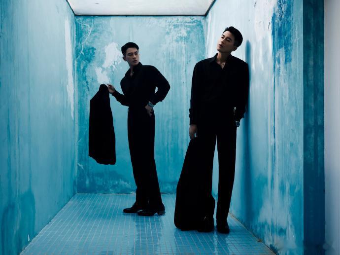 两个欧豪能不能分我一个 欧豪在蓝色背景和纯黑西装的衬托下，就像夜空中最亮的两颗星