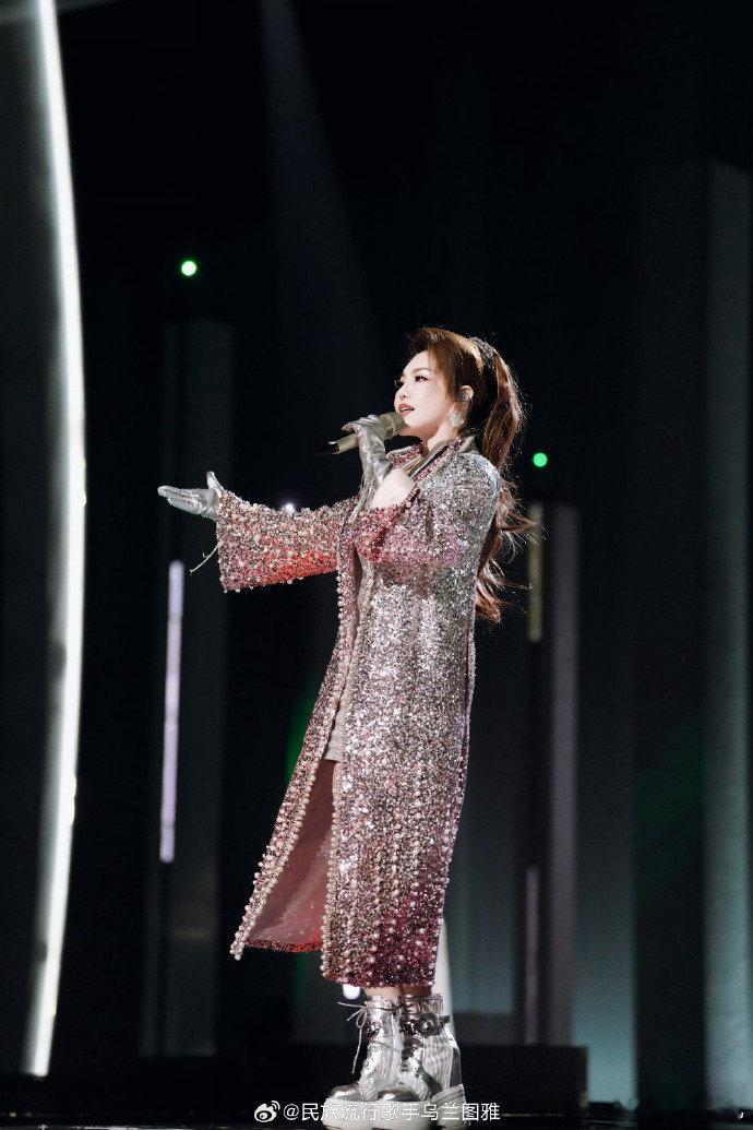 乌兰图雅 老马宝莉笑不活了，乌兰图雅这半永久高卷发，和老马宝莉放一起简直是复制粘