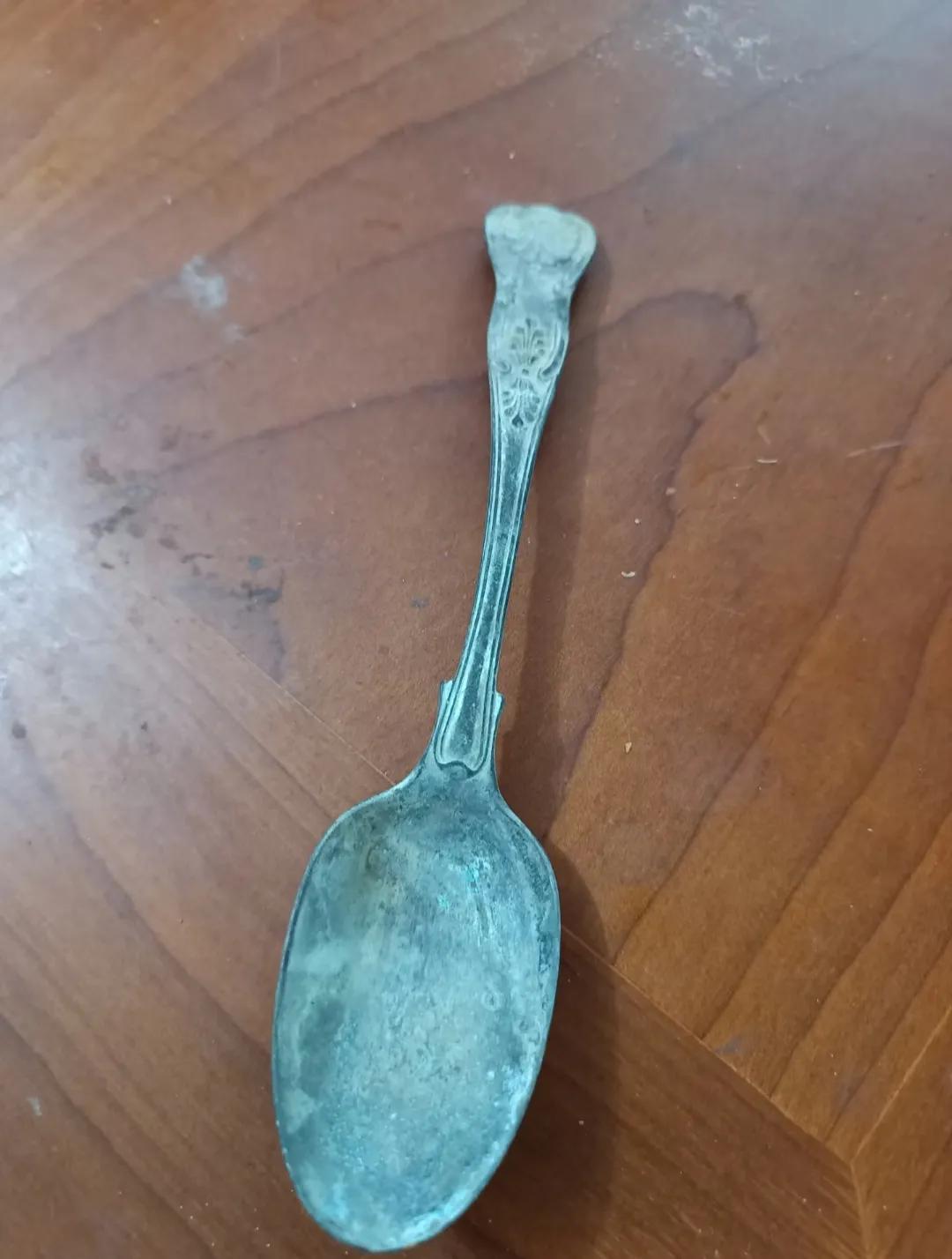 周末爬山时偶然捡到一把勺子，看起来像铜的，怎么洗都洗不干净，是不是捡到宝贝了？