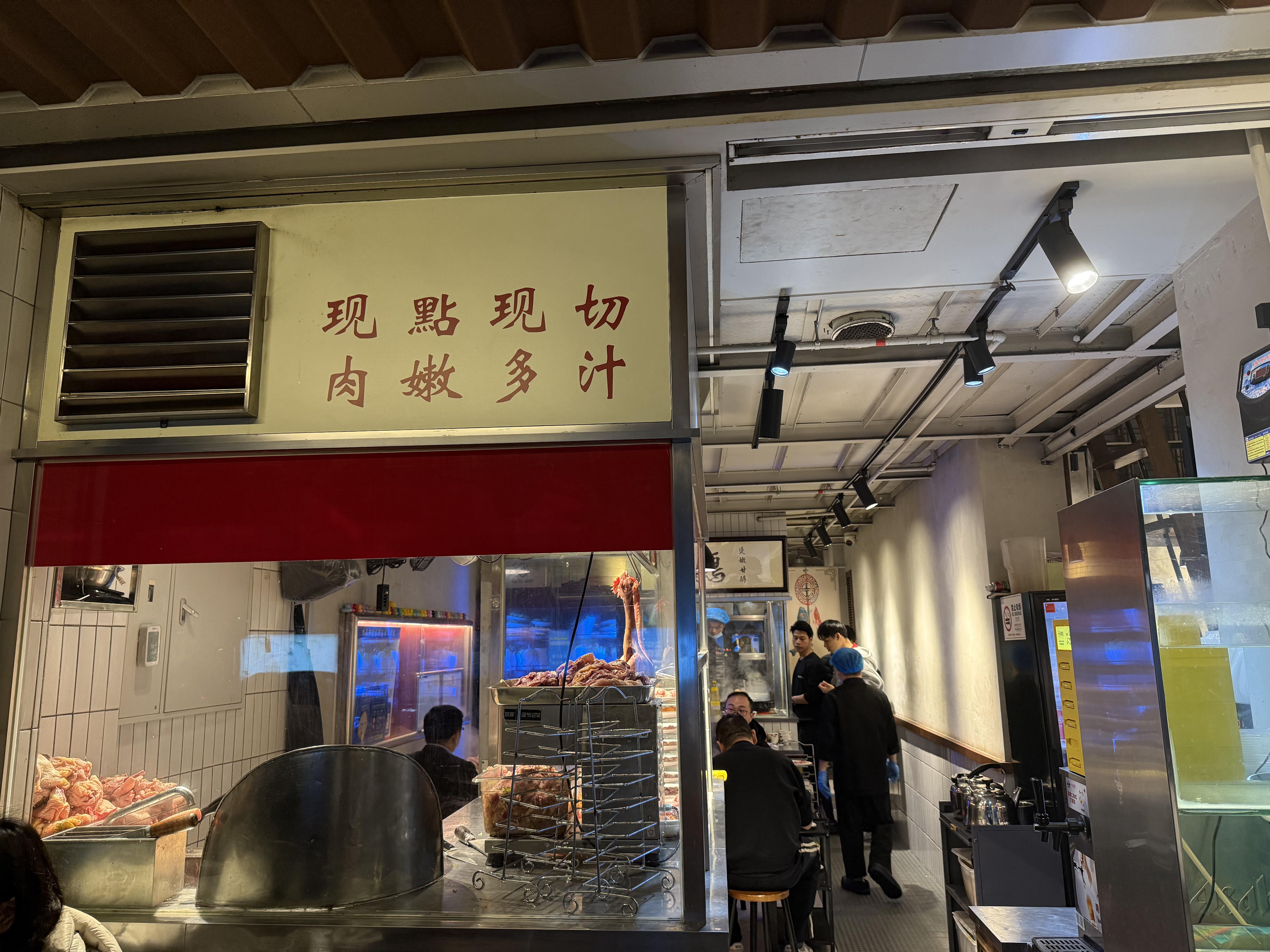 在广东，鸡还能这么吃，现切成非常细碎的大小，直接放火锅里烫，吃起来脆韧脆韧，我们