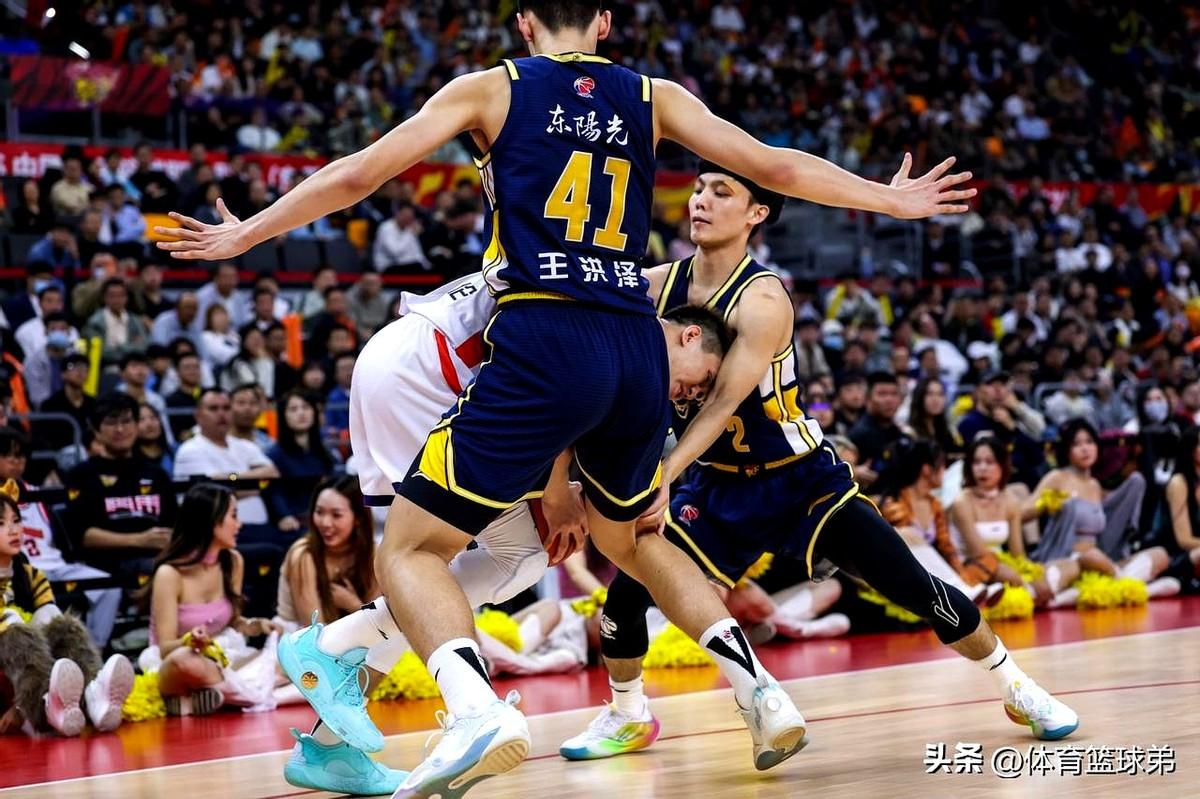 哎，看到徐杰赛后那番深刻检讨，我心里也挺不是滋味的。
说实话，那场对山东的比赛，