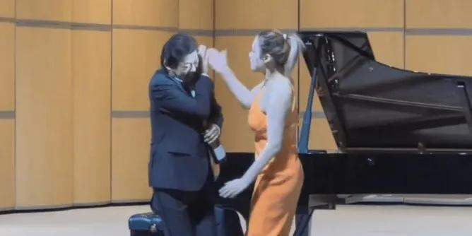 知名歌唱家遭当场掌掴？娇妻频繁晒身材引热议
知名歌唱家莫华伦，今年与小他几十岁的