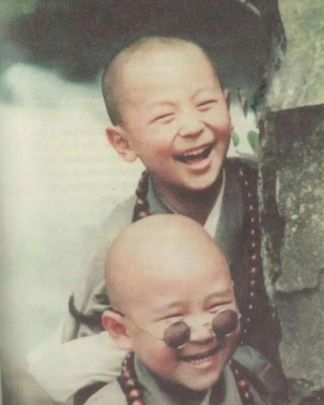 释小龙近照 我对释小龙的印象还停留在他五六岁时的模样，那时候真的是太可爱，太可爱