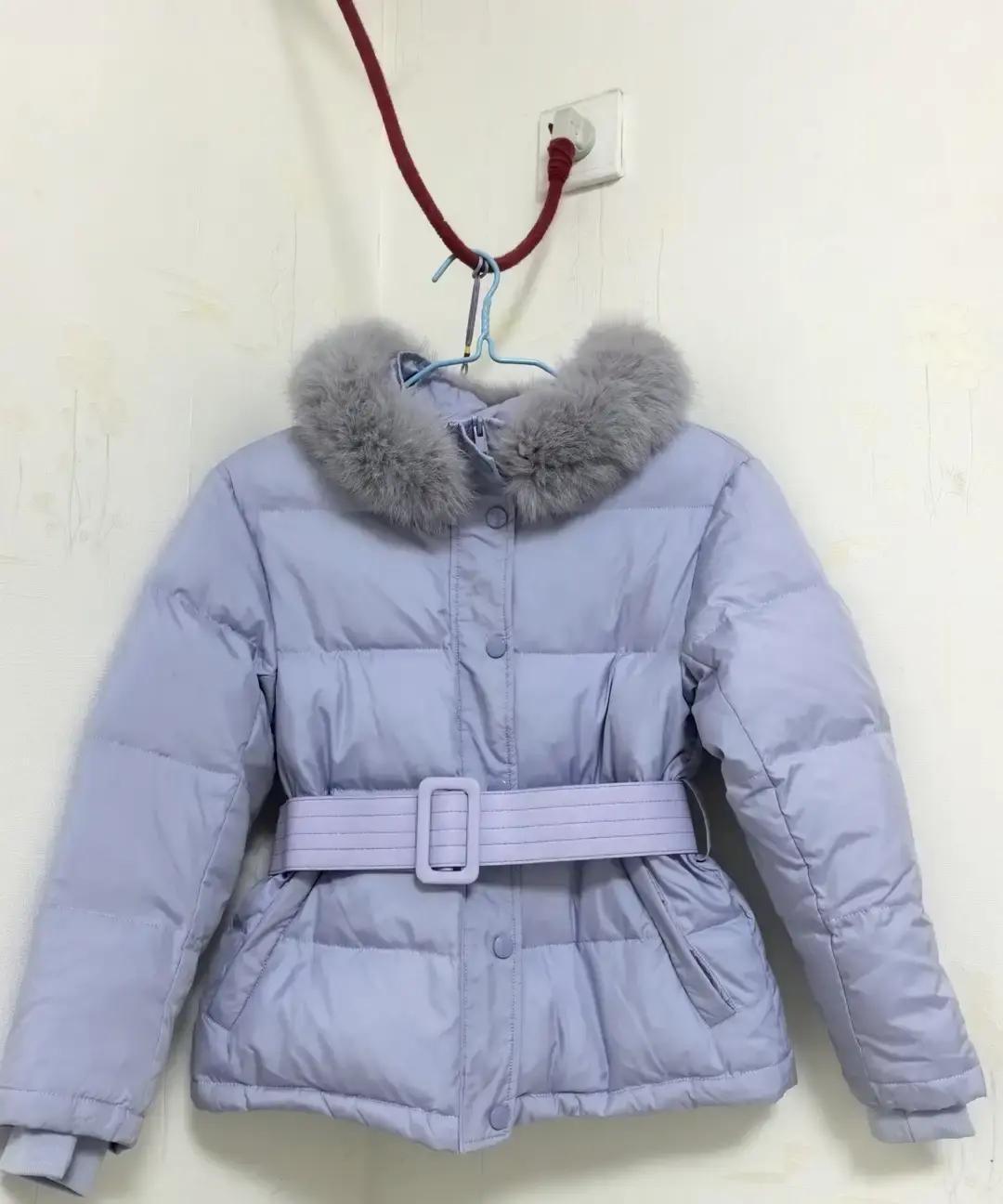 外女把穿不下的紫色短款羽绒塞给“我”，我拍照发朋友圈想晒个开心，结果共同闺蜜一句