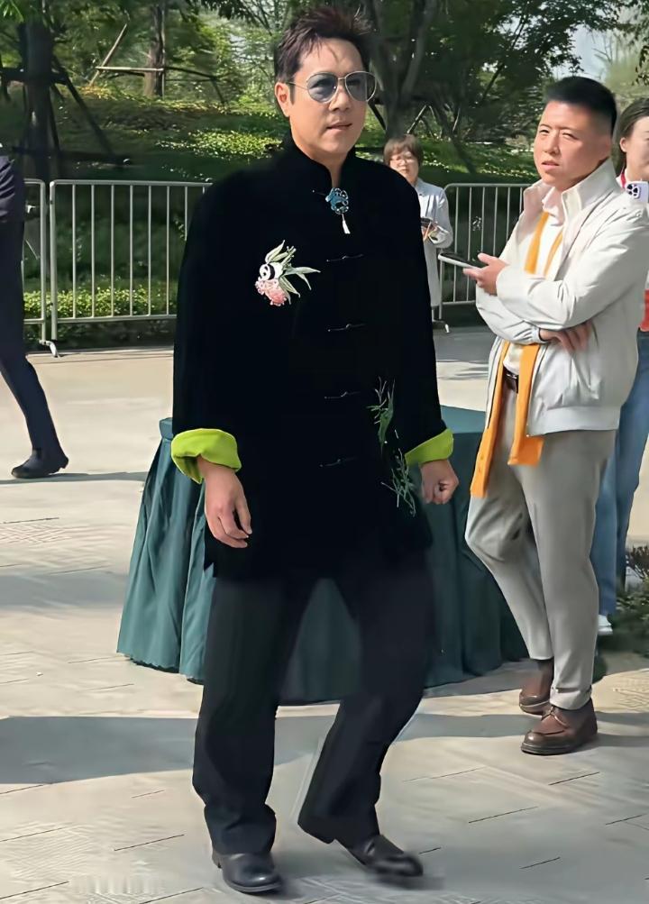 近日，有网友偶遇蔡国庆现身北京街头参加公开活动，现场画面引发不少路人围观。
已经