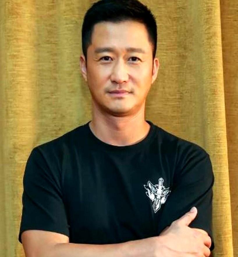 吴京半夜发图，穿得像太空粽子，写“生无可恋3”，我秒懂：拍球3又榨干他了。

这