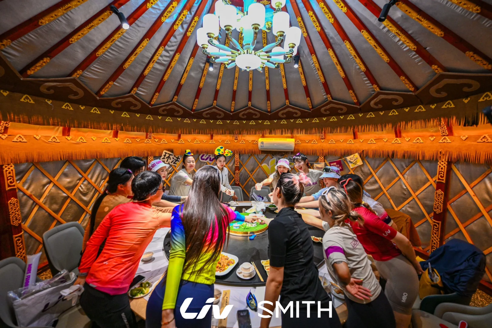 一大帮公路小姐姐在草原天路搞事情！