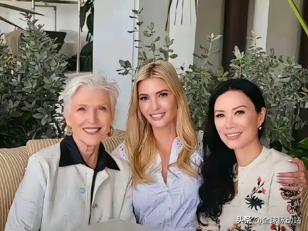 三个女人一台戏，
她们的身份都不简单啊！

白色头发的老阿姨是马斯克的妈妈，
黄
