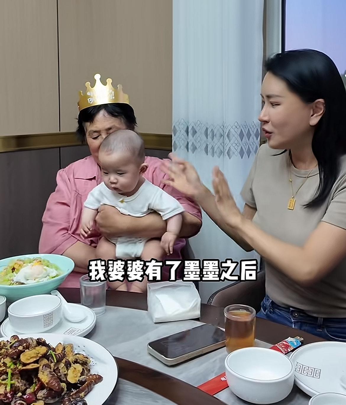 退圈“艳星”张暖雅为婆婆庆祝生日，现场餐食好简单，母乳期间这一行为遭到争议，不过