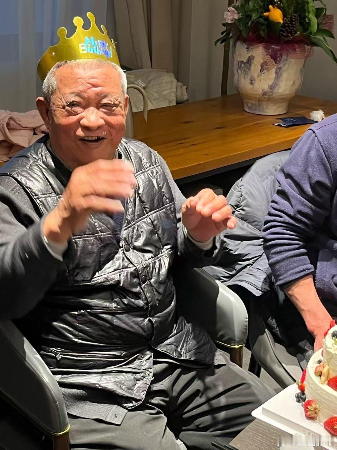 我外公90岁了但我外婆现在躺在icu里