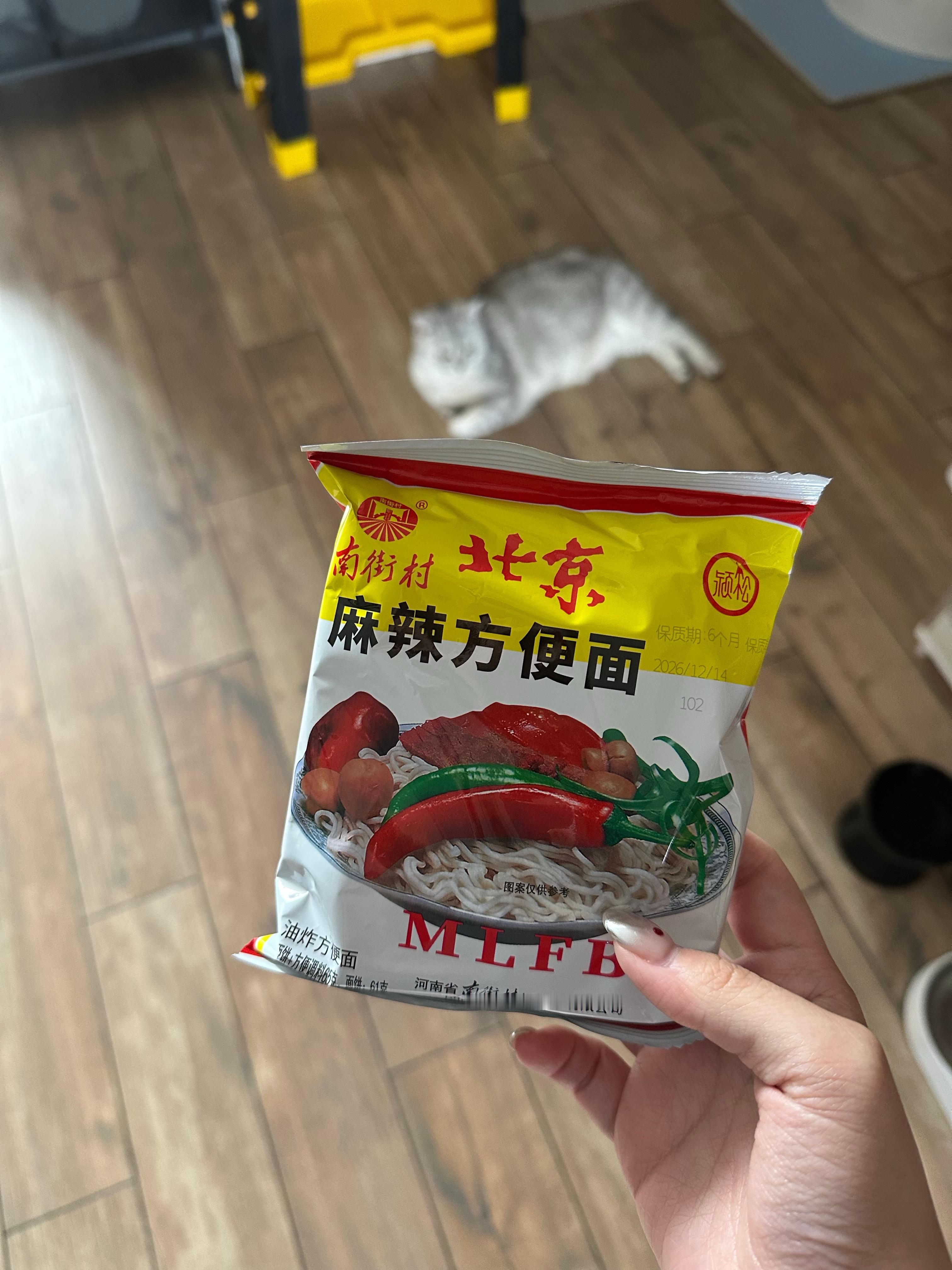 今早没吃面包，因为收拾东西的时候不小心翻到了一袋… 