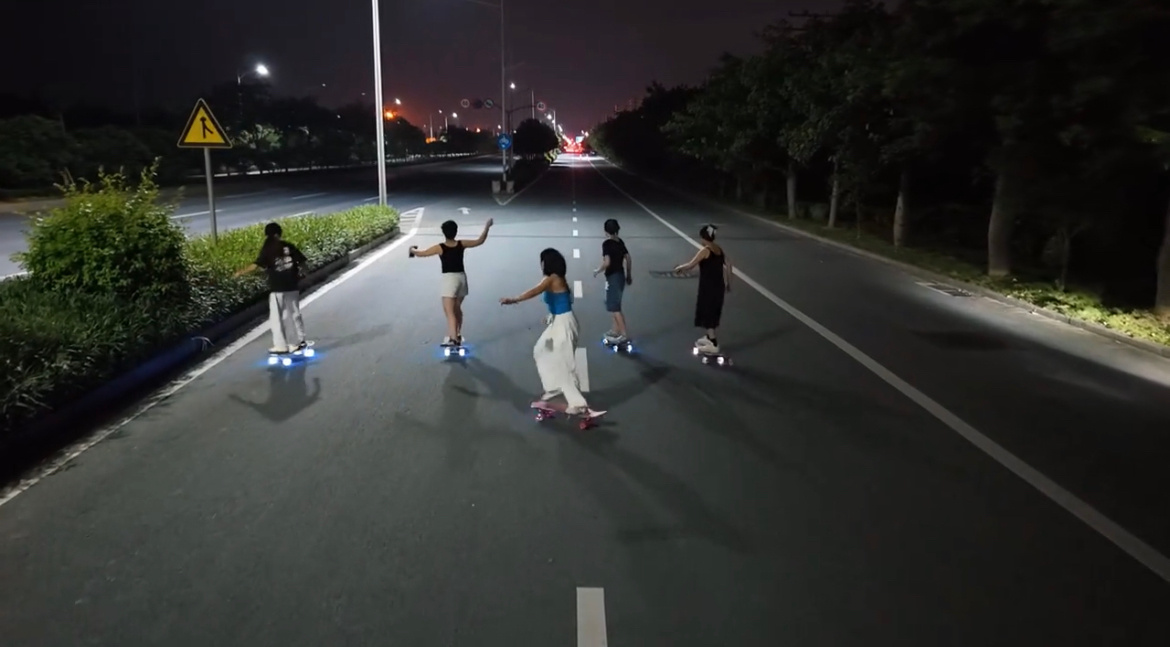 【玉林多名女子在二环路上玩滑板】近日，玉林市二环路上有多名女子在玩滑板。这是不要