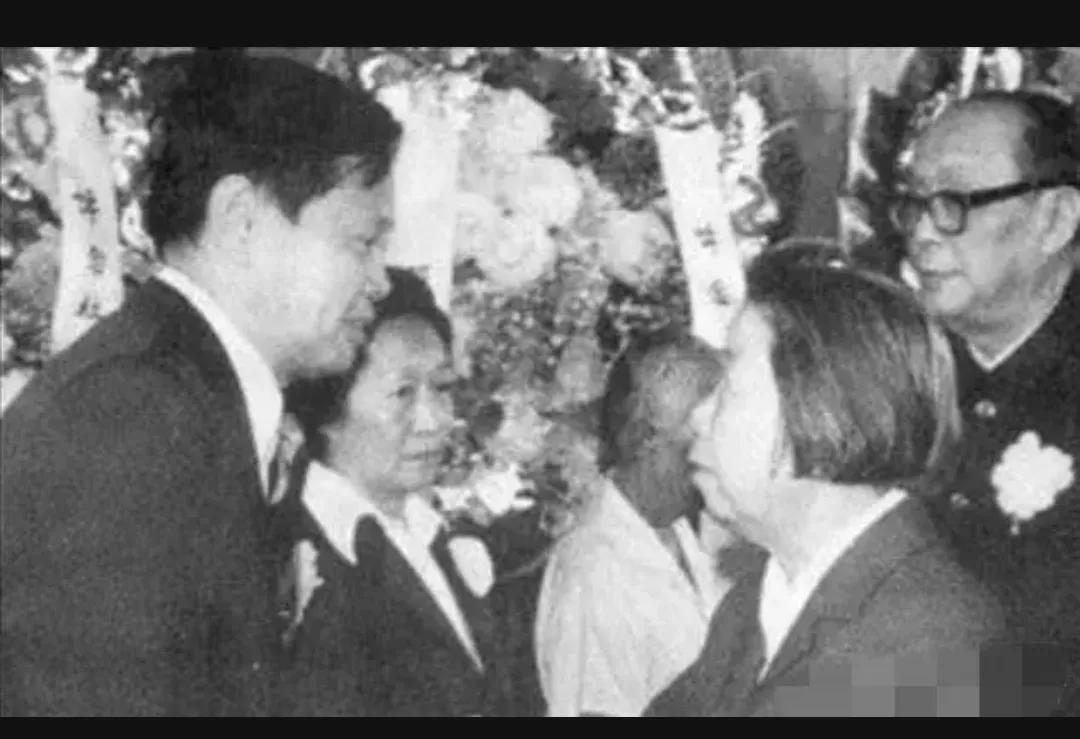 1981年，杨振宁佩戴一朵洁白的花，出席岳父的葬礼，一张老照片将这一时刻留了下来