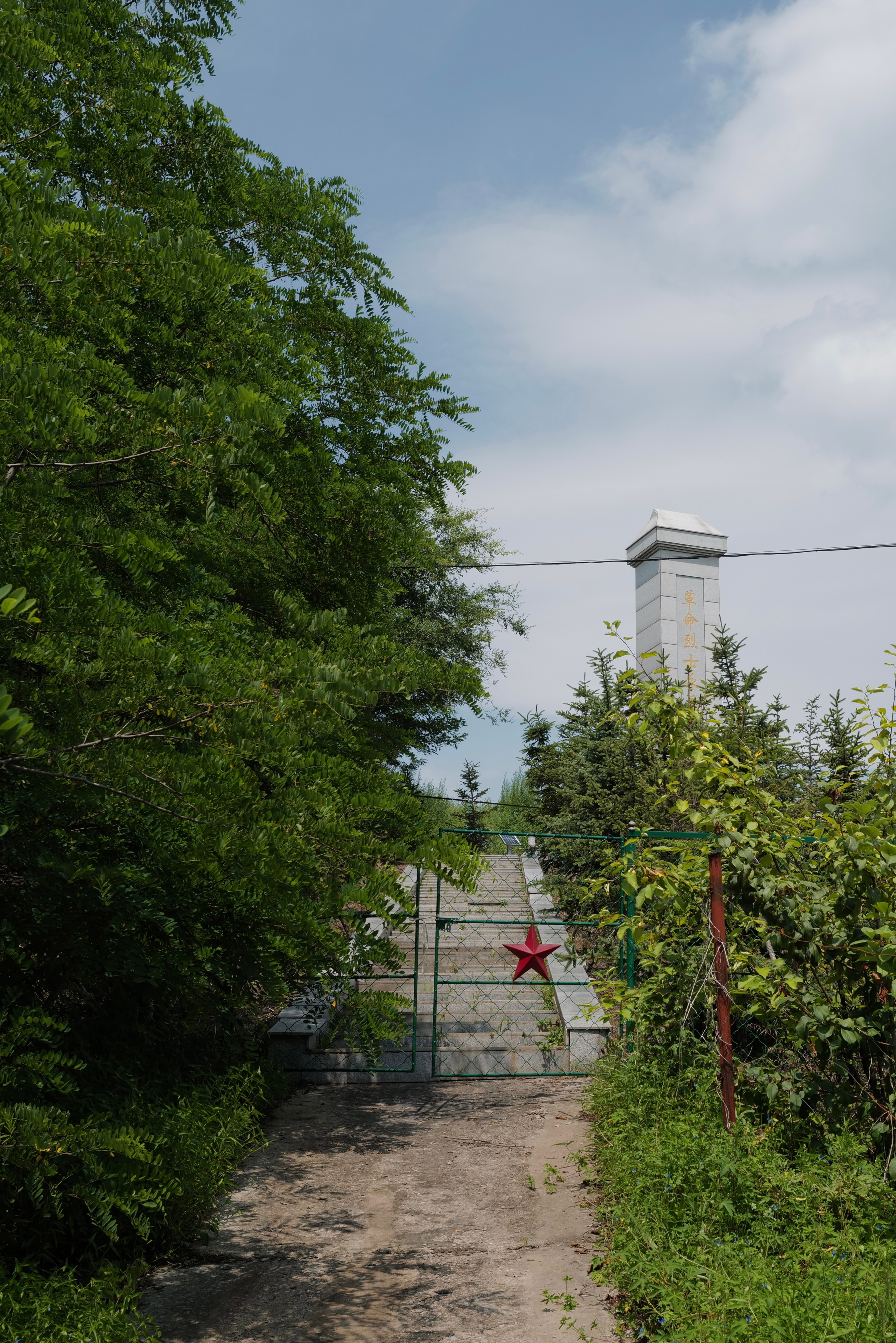 边境一带公路边、村落旁最常见的纪念物，革命烈士纪念碑。其中不少有说明牌载录逝者姓