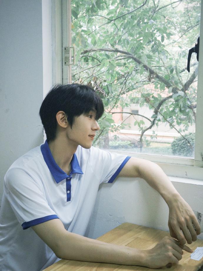 吴俊霆我那白月光学长谁给吴俊霆递一个校园本吧 笑起来的样子真的是明媚又灿烂呀，瞬