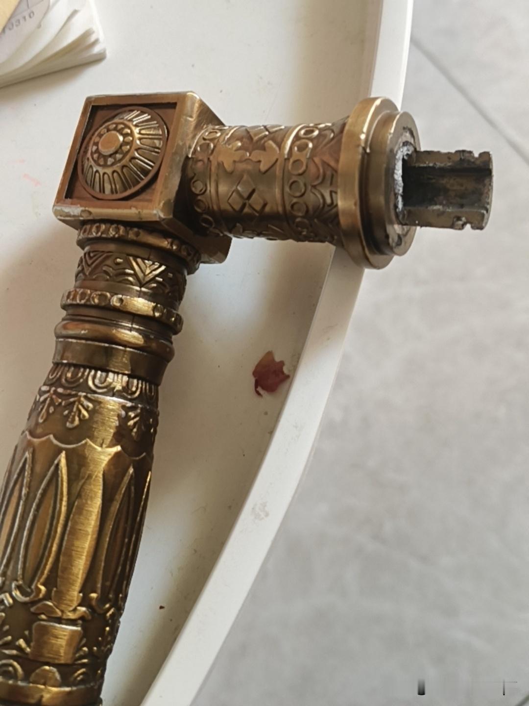 太闹心了
今天进屋关门时，也没有用力，突然防盗锁内部把手断掉了。被关在家里出不了