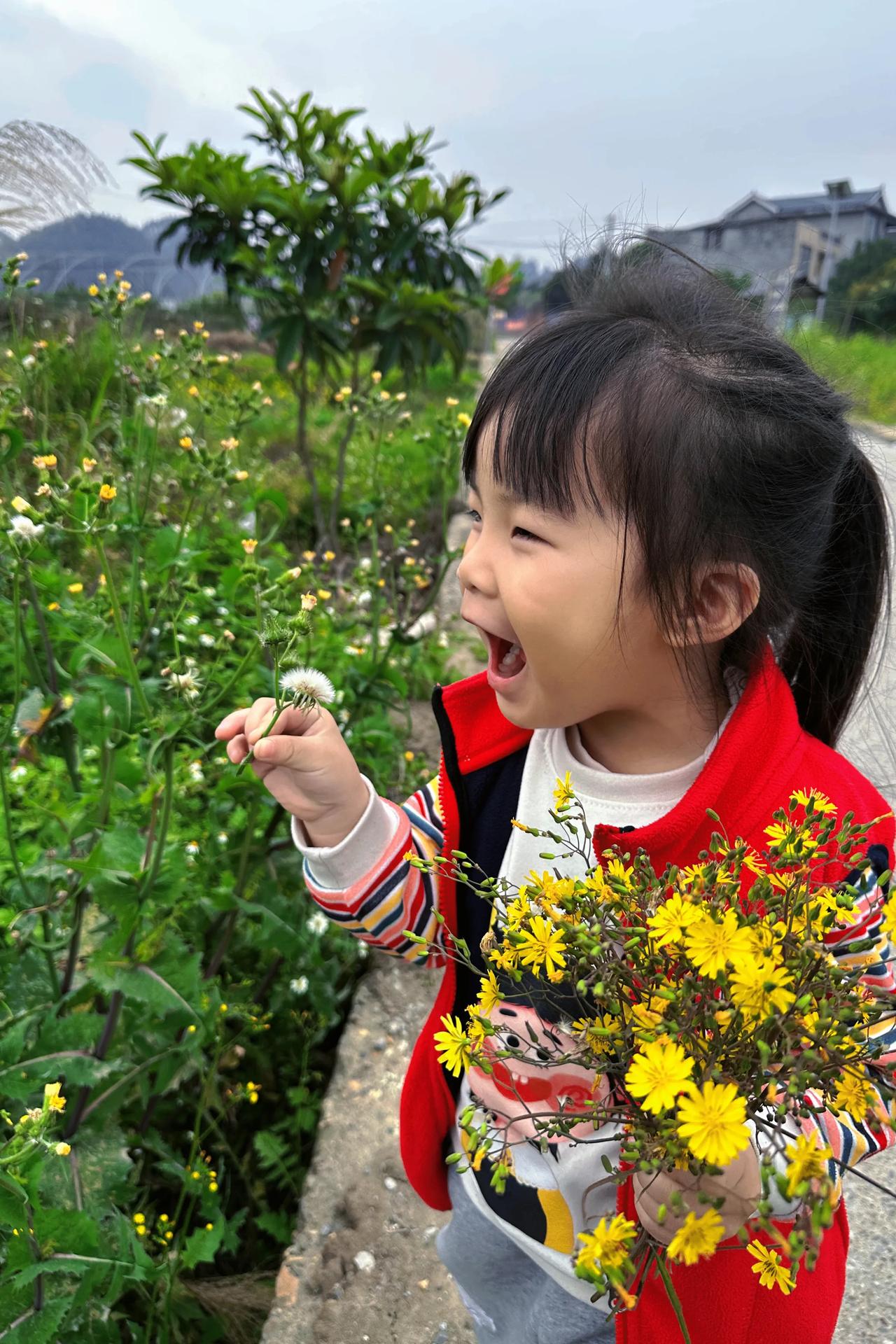 带着孩子找春天，我问：春天有什么？她说：春天有游泳的鸭子，有吃草的牛牛，有漂亮的