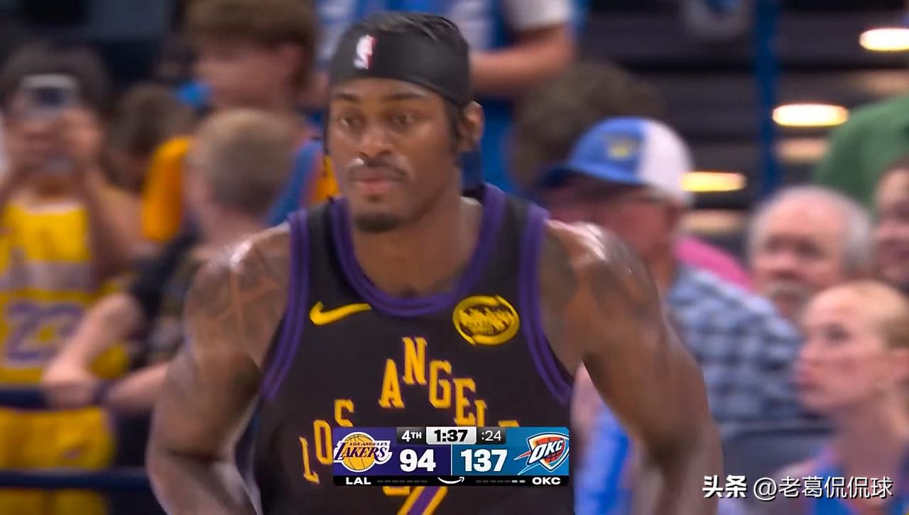湖人悍将范德比尔特真是太想证明自己了！在今天湖人客场以96：139惨败于雷霆的比