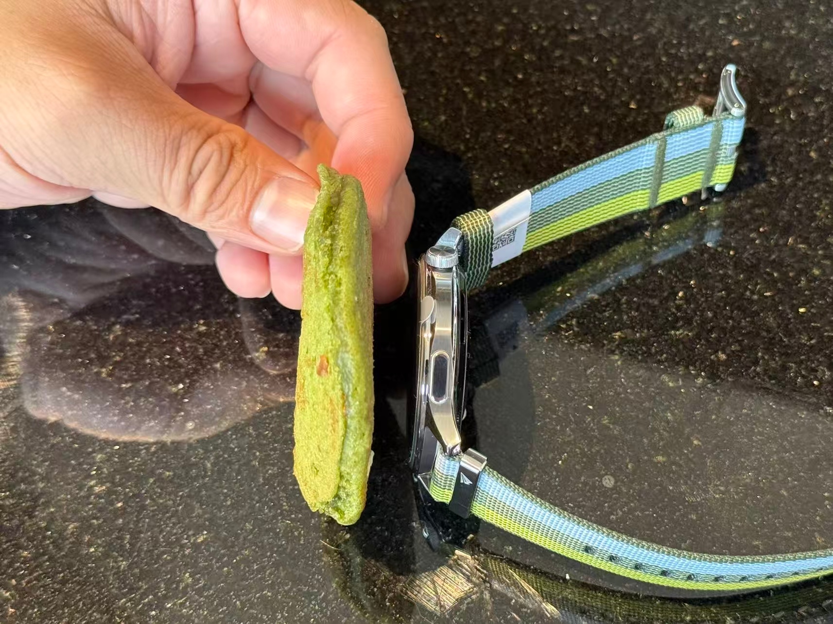 带大家抢先感受一下OPPO Watch S的厚度！比我早上吃的薄饼，还要更薄！O