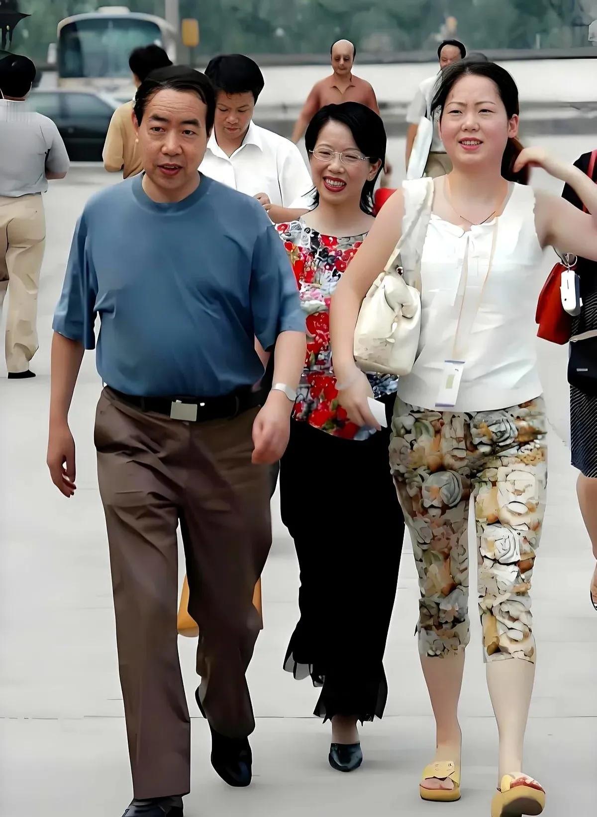 这位男士是谁呀？我觉得他是当代的大作家，如果是他，他可是73岁年纪的人了，还这么