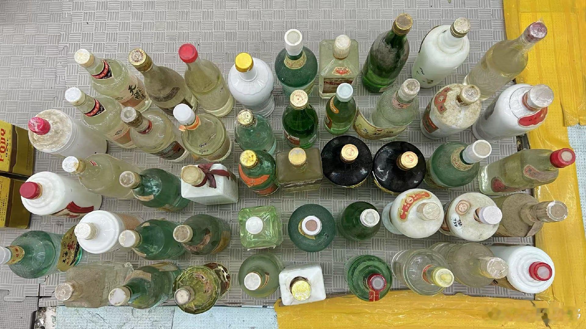 这几天收了一堆80年代的地方国营的小酒，大部分是膜坏了或者酒线低一点的，价格不高