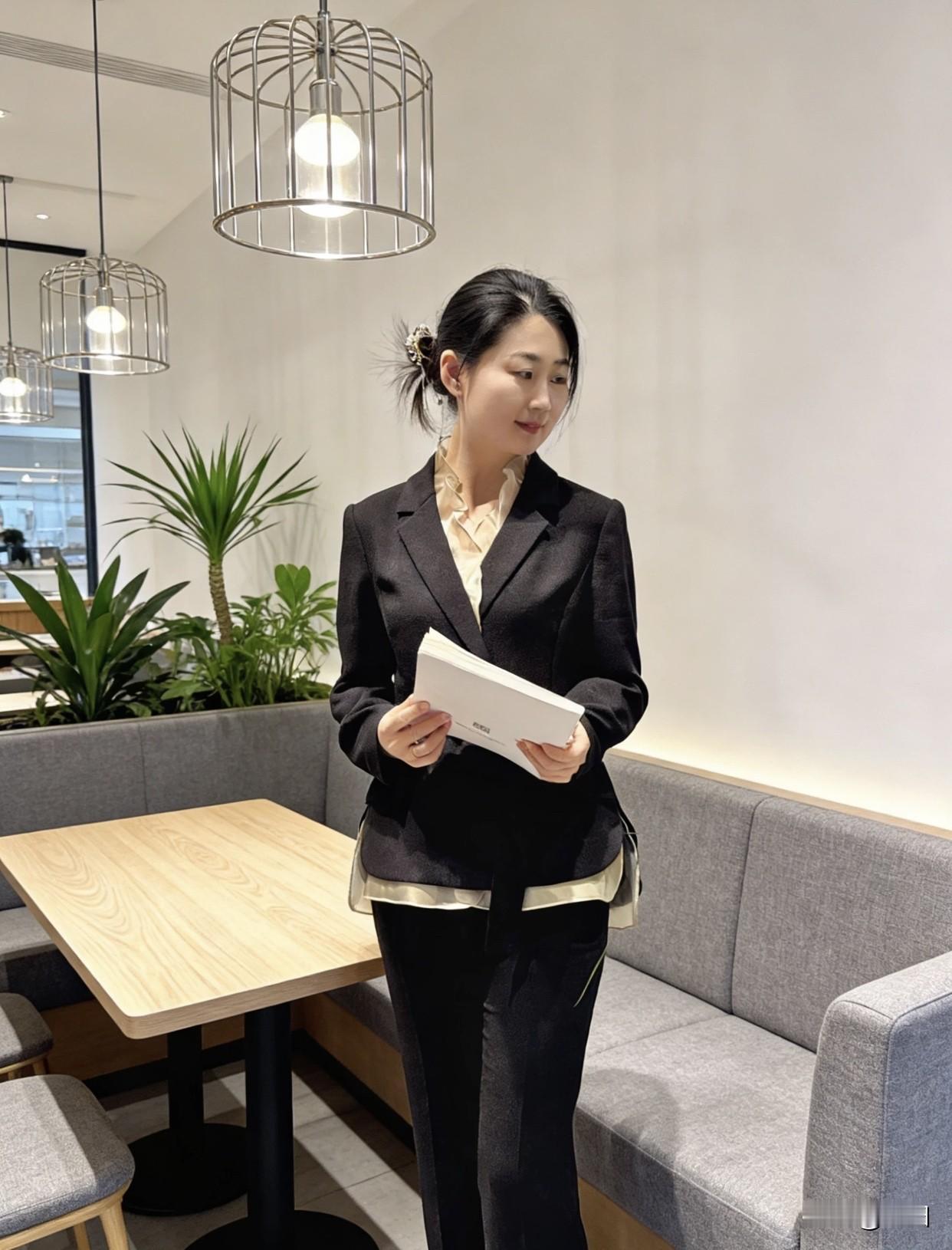 有气质的她们很注重穿衣，避开大片碎花、印花等显脏乱的款式，选干净有质感的单品，通