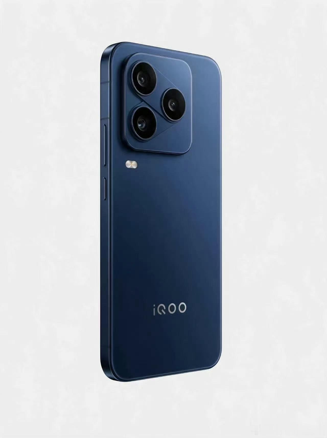 iQOO16 真机，辨识度相当高，做工细节机身质感相当不错，白色的好漂亮，大家觉