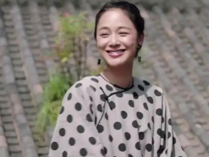嫁给导演的大美女那么多，我最喜欢的就是周韵。
两人出演《天地豪情》时，周韵就主动