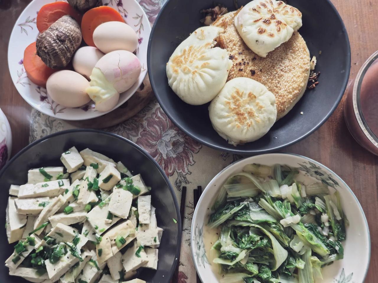 打工人的早餐来了

煮杂粮粥，蒸芋头胡萝卜鸡蛋，馏烧饼包子，炒奶白菜，小葱拌豆腐