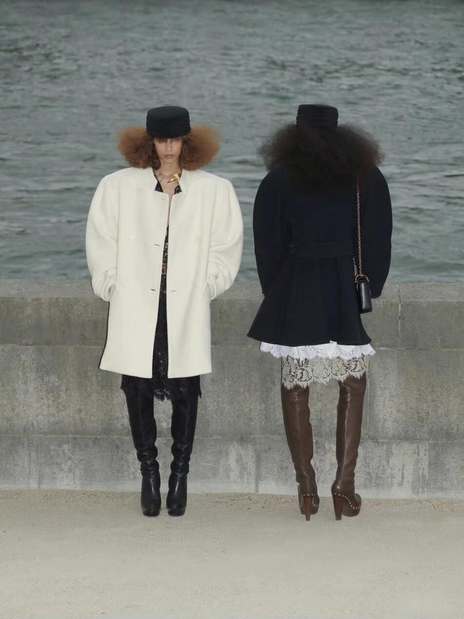 Chloé 2026 春季系列，聚焦布料与身体的自然互动，强化"女性自我凝视"的