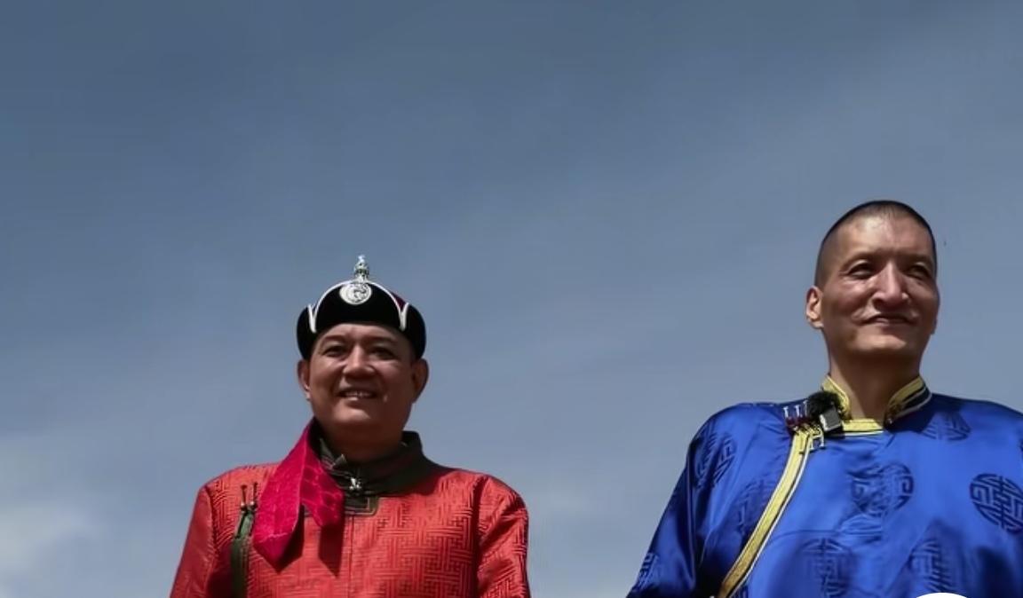 大彬大巴相会英雄坡！不知道这俩老顽童是在哪个英雄坡，查了一下 看两个人装束应该是