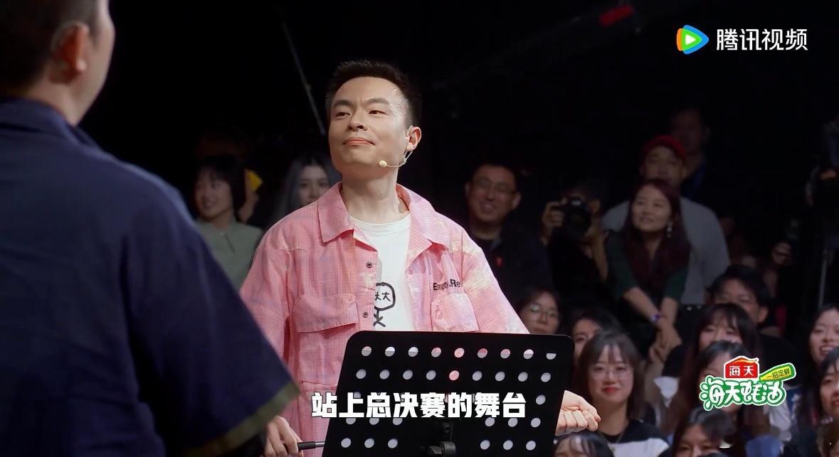 #朋友们会一直在 脱口秀会一直在# 其实脱口秀的魅力就是在于能够让我们在欢笑之中