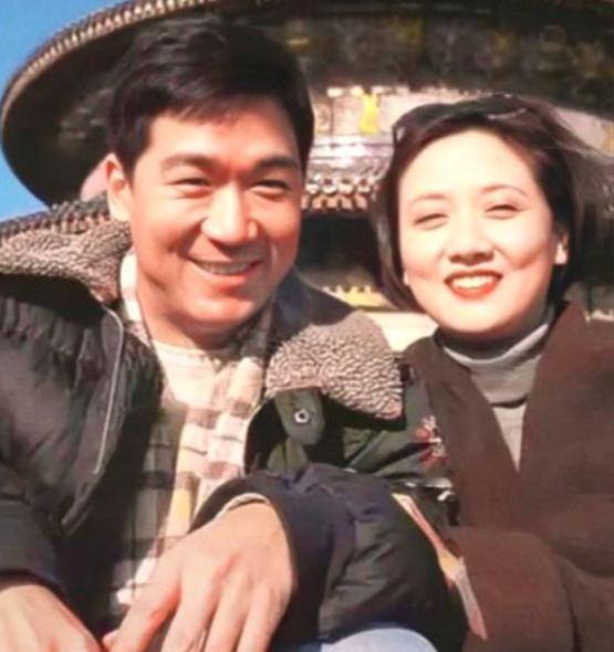 当年邓婕劝张国立在北京奥森公园后买了1000平，5100元一平，夫妻俩为了凑这笔