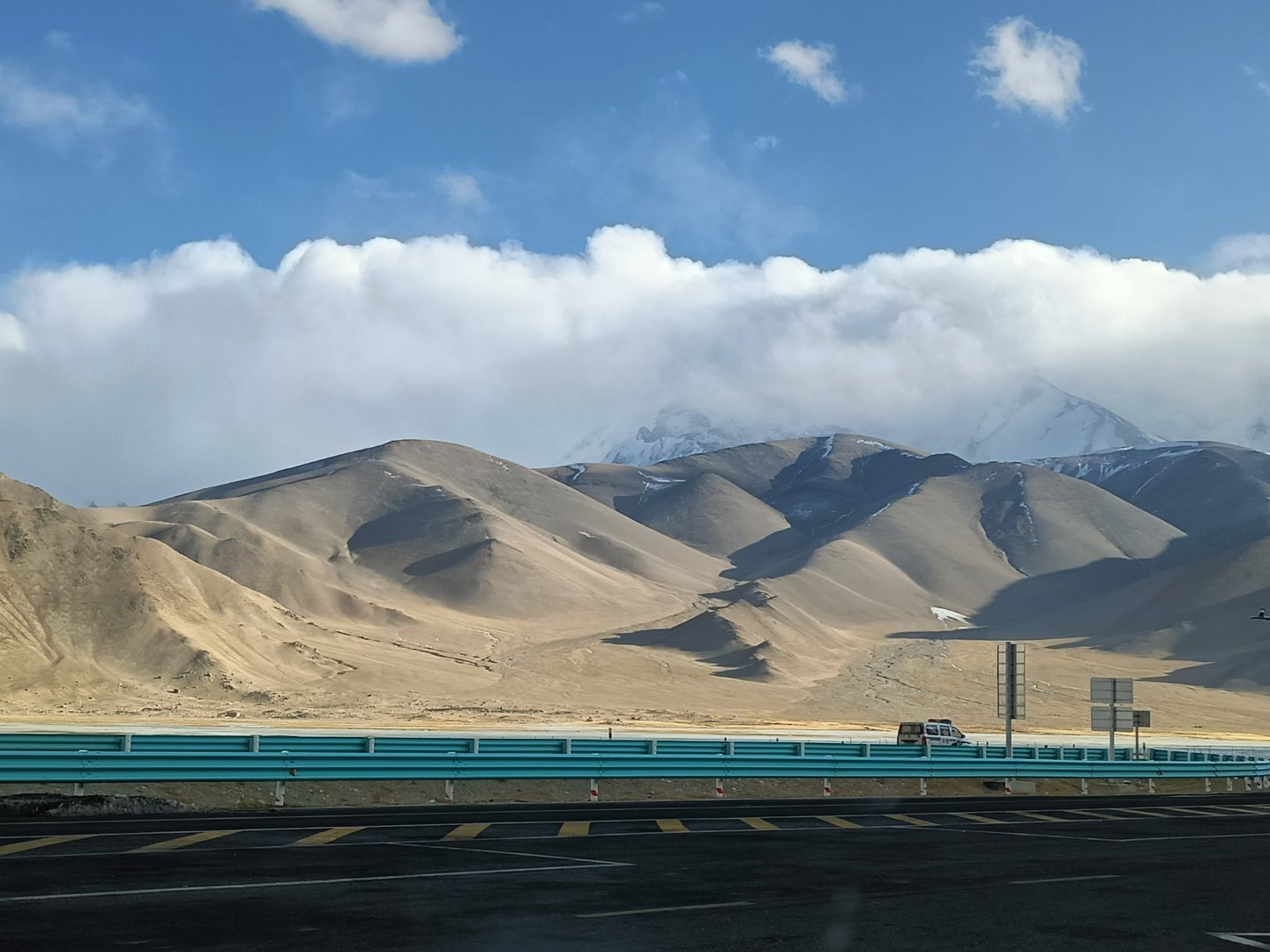 这里是《冰山上的来客》外景地，远处是慕士塔格峰 