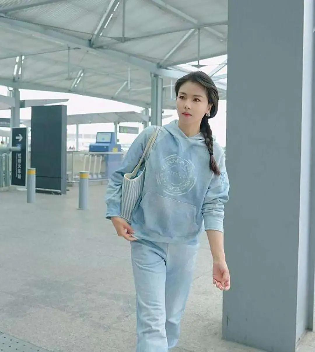 刘涛47岁再聊当年演阿朱，直接说膝盖会响、雌激素往下掉，爬楼得咬牙。

二十年前