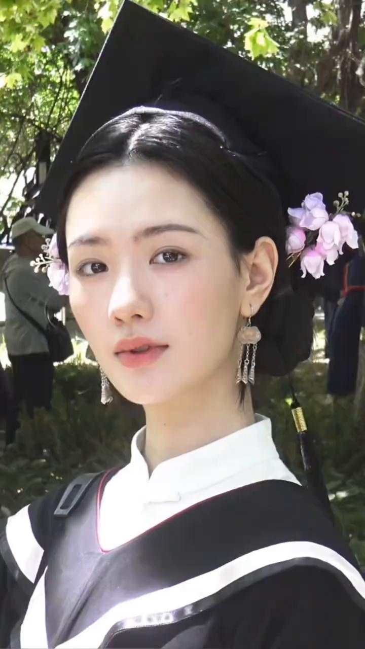 还得是北电毕业生，拍毕业照都能凭颜值出圈，真的很懂得欣赏自己的美。感觉他们的脸不