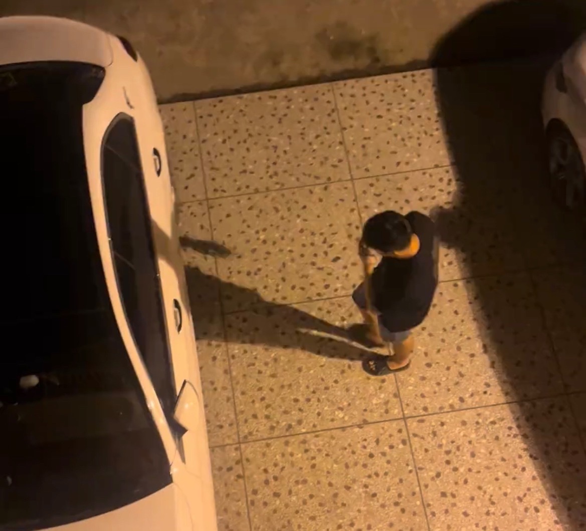 【玉林一男子凌晨去拉车门被楼上居民发现】近日，网友爆料称：玉林市某地一名男子在凌