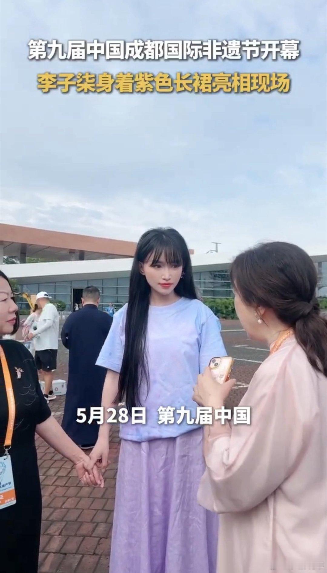 被李子柒的植物染紫色长裙美翻这个颜色真的好好看，不深不浅很清新，而且还是独一无二
