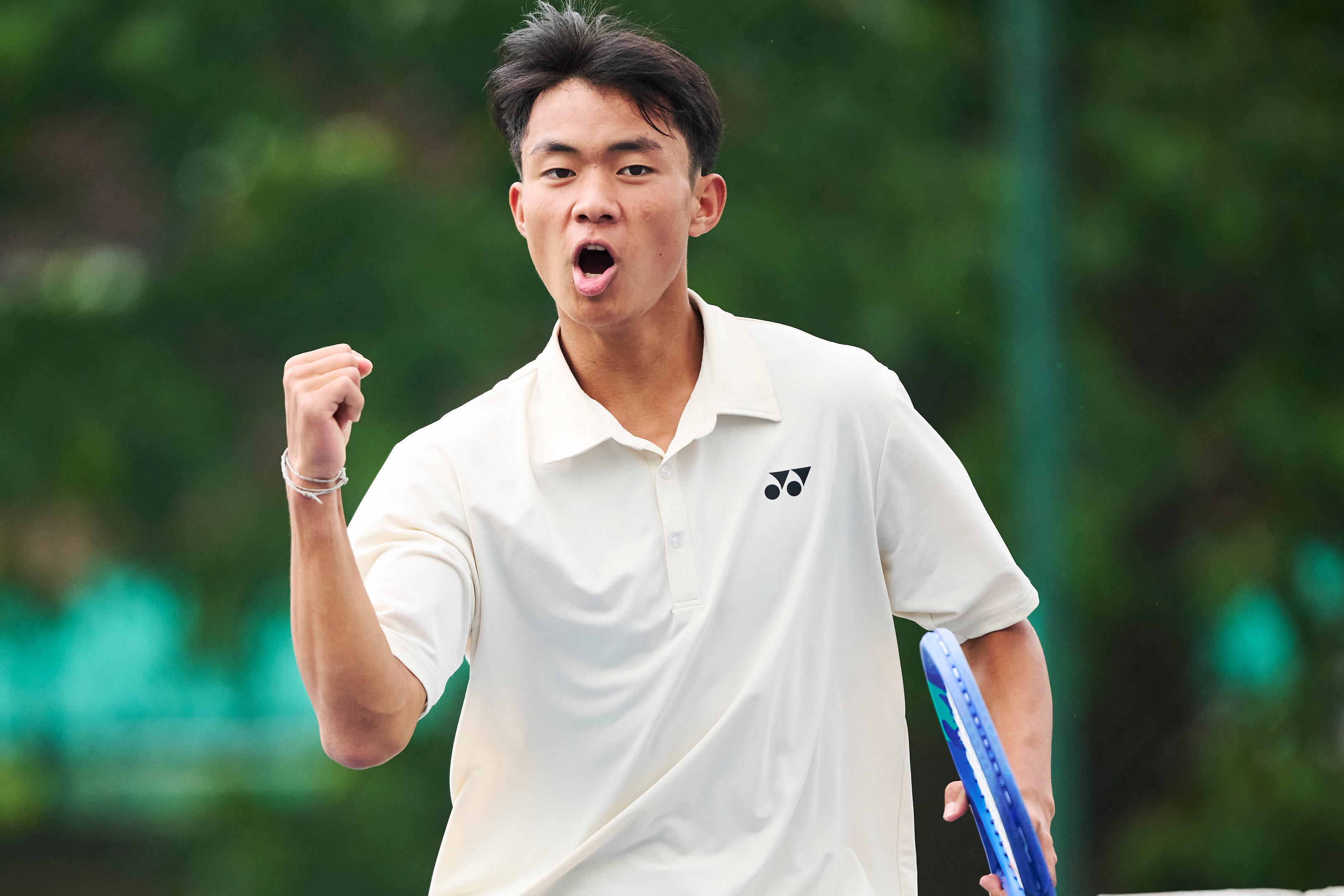 17岁的背篓网球少年王发！仍在追逐网球梦想的佤族少年仍在努力，人生有许多可能，仍