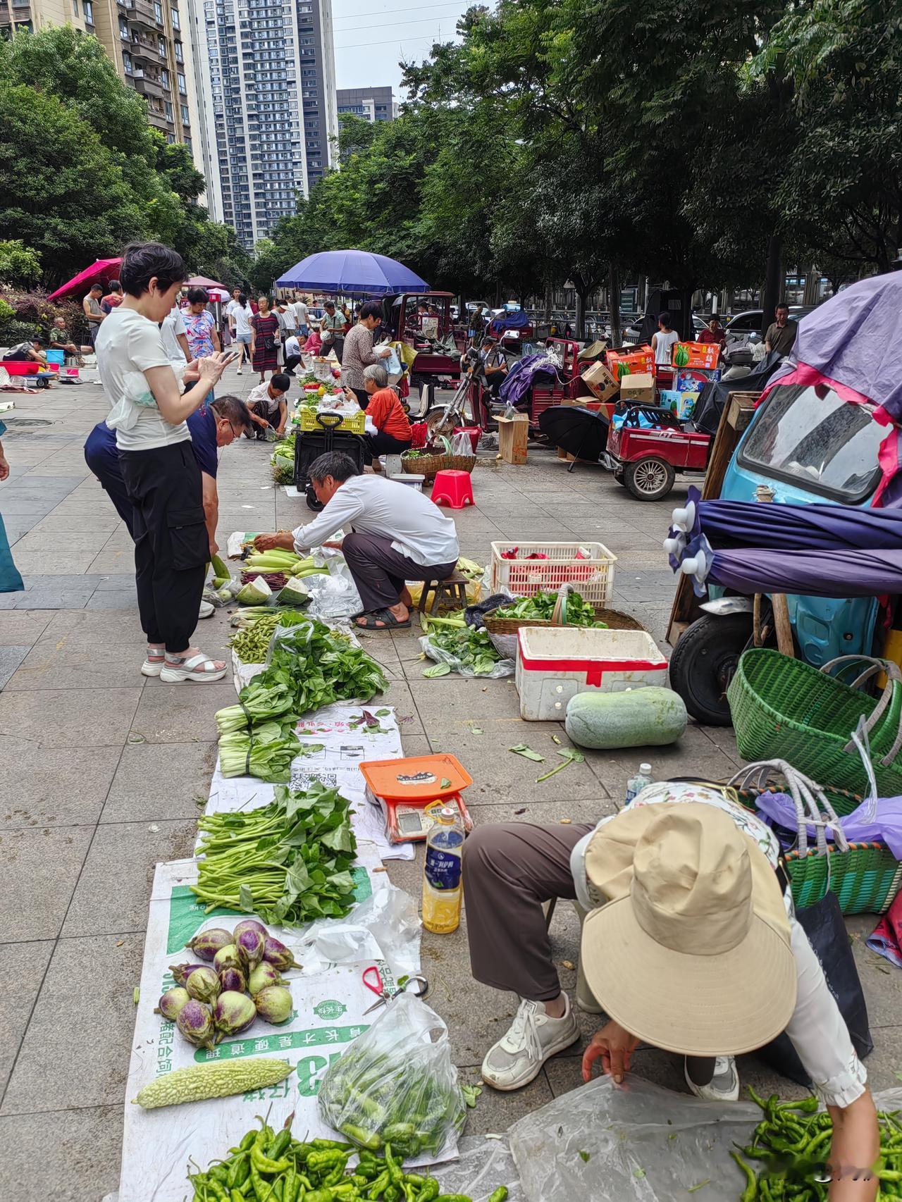 超市外面，到处是摆摊的，影响行走，估计抢了一部分超市生意！