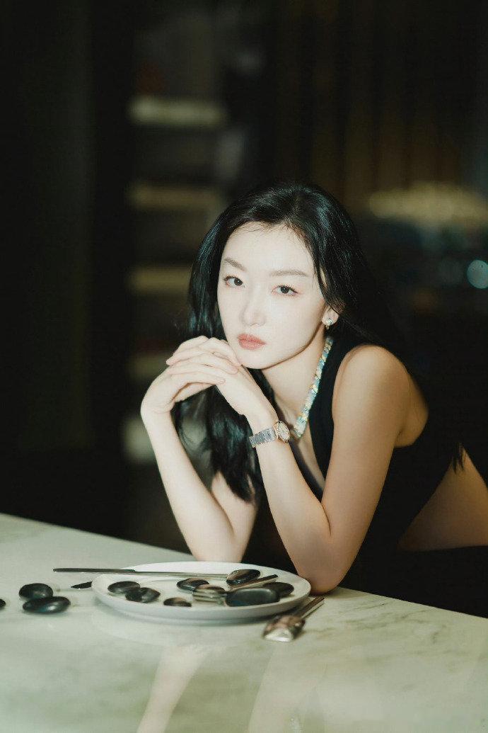 #周冬雨澳门红毯造型#这次的拍摄风格太好看啦真美～～背景是在后厨拍的吧[可爱]～