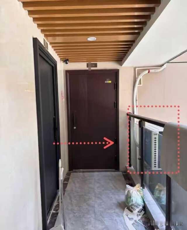 这邻居太糟心！福州，一男子反映，邻居直接把空调外机安到了他家门口，他家一开门就是