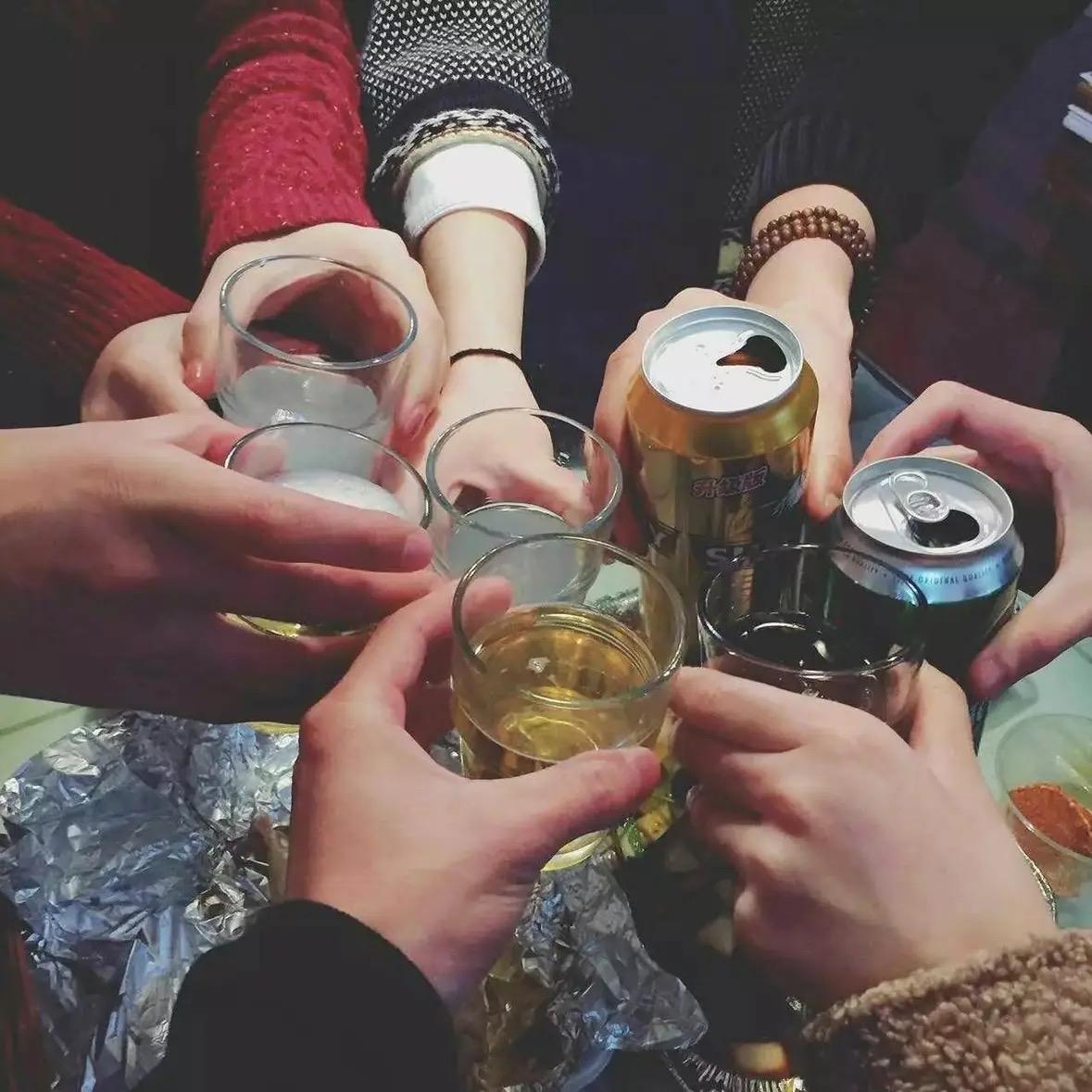 看了18岁女孩喝酒后跳江的事，真的让人感到非常痛心和难过。一个年轻生命的逝去，无